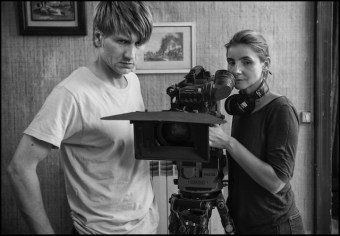 Stanislas Merhar (Pierre) et Clotilde Courau (Manon).