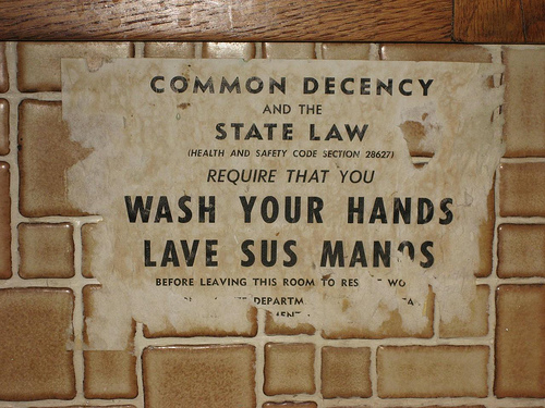  "La décence ordinaire et la loi de l'État requièrent que vous laviez vos mains avant de quitter cette pièce pour reprendre le travail"
