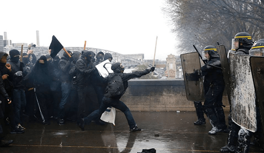 Manifestation contre la loi El Khomri du 31 mars 2016 à Paris. Crédit photo : Thomas Samson / AFP.