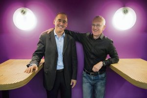 Paris - Le 08 Octobre 2014 - Gael Giraud et Steve Keen - Conférence de Steve Keen, professeur d'économie australien post keynésien, à l'occasion de la parution de son ouvrage "L'imposture économique" ou il dénonce les erreurs et les mythes des économistes neo-classiques et libéraux. La traduction était assurée par Gael Giraud, chercheur en économie au CNRS - Photo Patrick Nussbaum