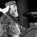 fidel-castro-une-colombe-sur-l-epaule-lors-d-un-discours-fait-a-la-jeunesse-le-8-janvier-1989-a-la-havane_5753069