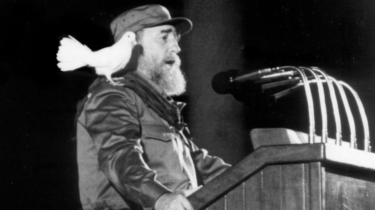 fidel-castro-une-colombe-sur-l-epaule-lors-d-un-discours-fait-a-la-jeunesse-le-8-janvier-1989-a-la-havane_5753069.jpg