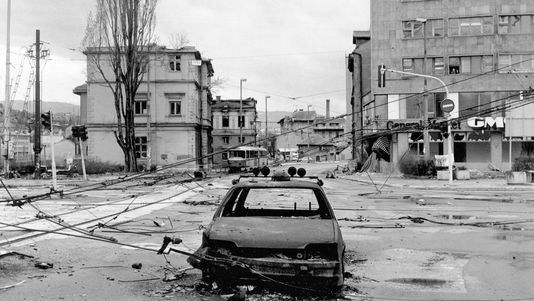 4887488_6_8f76_une-vue-de-sarajevo-assiegee_d3c987f37ba7901aa5f1ead3cbf7ccc8