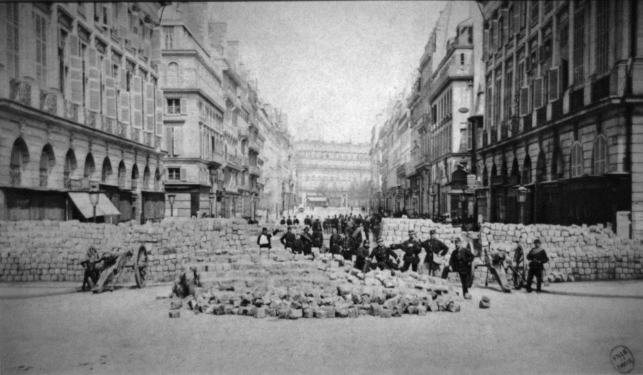 Barricade_place_Vendome_Commune_Paris_1871.jpg